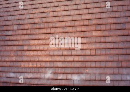 Décoration traditionnelle en Indonésie. Toit rouge composé d'un mélange de ciment et de sol. Design extérieur du bâtiment Banque D'Images