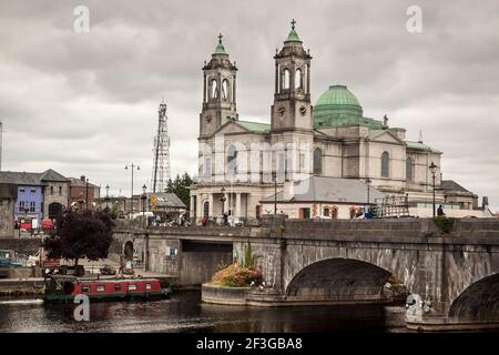 Rivière et cathédrale de Galway de 'Our Lady assumée dans le ciel et Saint-Nicolas' à Galway. Irlande Banque D'Images