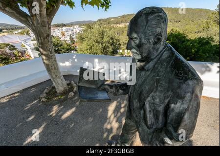 Ibiza, Espagne - 2 juin 2016 : hommage à la sculpture de Marià Villangómez (1913-2002), poète et philologue. La sculpture est située dans la ville de Sant mi Banque D'Images