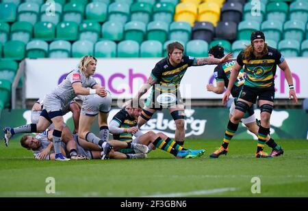 Solde Sharks Scrum-Half FAF de Klerk passe le ballon lors d'un match Gallagher Premiership Round 13 Rugby Union, samedi 13 mars 2021, à Northampton Banque D'Images