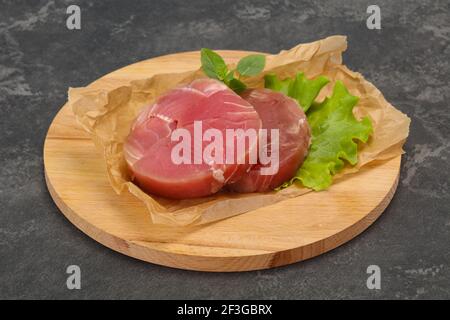 Raw tuna steak ronde prêt pour grill Banque D'Images