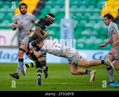 Solde Sharks centre Sam Hill s'attaque à Northampton Saints API Ratuniyarawa lors d'un match de rugby Union Round 13 Gallagher Premiership, samedi 13 mars, Banque D'Images