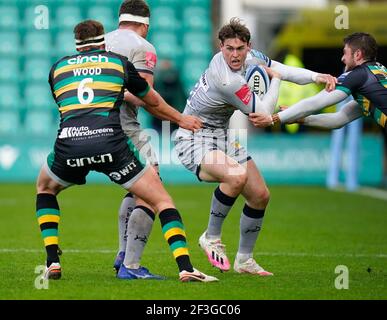 Vente Sharks Tom Roebuck est attaqué par Northampton Saints Fly-Half James Grayson lors d'un match Gallagher Premiership Round 13 Rugby Union, samedi, M Banque D'Images