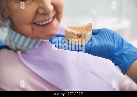 Moule dentaire des dents inférieures près de l'ancienne face femelle Banque D'Images