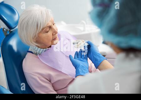 Dentiste suggérant une impression dentaire en silicone au client Banque D'Images