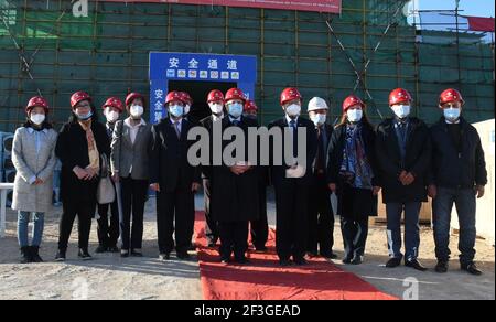 Tunis, Tunisie. 15 mars 2021. Le ministre tunisien des Affaires étrangères, Othman Jerandi (C), effectue une visite d'inspection à l'académie diplomatique tunisienne, un projet financé par la Chine en construction à Tunis (Tunisie), le 15 mars 2021. L'académie, construite avec l'aide financière du gouvernement chinois, couvre une superficie d'environ 12,000 mètres carrés et est destinée à enseigner et à former des diplomates tunisiens et étrangers. La construction du projet devrait être terminée d'ici la fin de 2021. Crédit: Adel Ezzine/Xinhua/Alamy Live News Banque D'Images