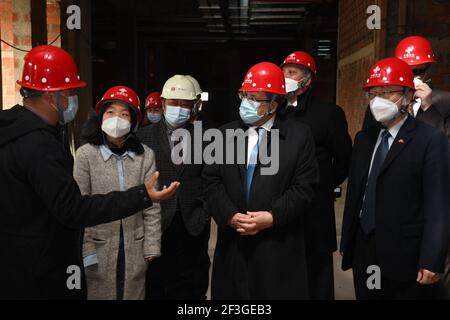 Tunis, Tunisie. 15 mars 2021. Le ministre tunisien des Affaires étrangères, Othman Jerandi (2e R, front), effectue une visite d'inspection à l'académie diplomatique tunisienne, un projet financé par la Chine en construction à Tunis, Tunisie, le 15 mars 2021. L'académie, construite avec l'aide financière du gouvernement chinois, couvre une superficie d'environ 12,000 mètres carrés et est destinée à enseigner et à former des diplomates tunisiens et étrangers. La construction du projet devrait être terminée d'ici la fin de 2021. Crédit: Adel Ezzine/Xinhua/Alamy Live News Banque D'Images