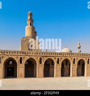 Vue depuis la cour de la mosquée Ibn Tulun avec son unique design hélicoïdal escalier extérieur minaret, et dôme et minaret de la mosquée Amir Sarghatmish dans l'extrémité distante, Sayyida Zaynab, le Caire médiéval, Egypte Banque D'Images