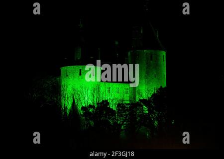 UTILISATION ÉDITORIALE SEULEMENT Castle Coch à Cardiff, au sud du pays de Galles rejoint Tourism Ireland ???s Global Greenings campagne pour marquer la St Patrick's Day, qui est le mercredi 17 mars. Date de publication : le mercredi 17 mars 2021. Banque D'Images