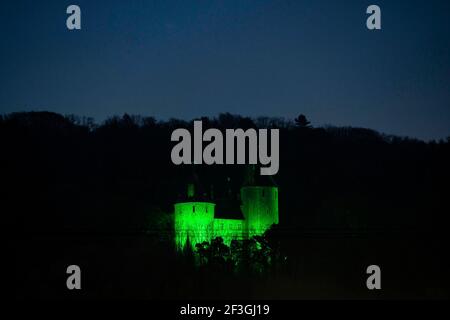 UTILISATION ÉDITORIALE SEULEMENT Castle Coch à Cardiff, au sud du pays de Galles rejoint Tourism Ireland ???s Global Greenings campagne pour marquer la St Patrick's Day, qui est le mercredi 17 mars. Date de publication : le mercredi 17 mars 2021. Banque D'Images