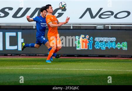 Séoul, Corée du Sud. 14 mars 2021. (G-D) Kim min-Woo (Suwon Samsung Bluewings FC), Rustamjon Ashurmatov (Gangwon FC), 14 mars 2021 - football : 4e manche du match de football de la Ligue 1 de 2021 K entre Suwon Samsung Bluewings FC 1:1 Gangwon FC au stade de la coupe du monde de Suwon à Suwon, au sud de Séoul, Corée du Sud. Credit: Lee Jae-won/AFLO/Alay Live News Banque D'Images