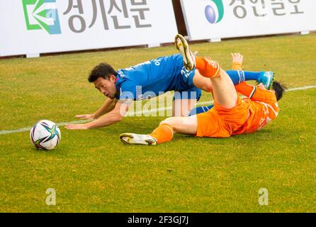 Séoul, Corée du Sud. 14 mars 2021. (G-D) Lee Ki-Je (Suwon Samsung Bluewings FC), Kim Soo-Beom (Gangwon FC), 14 mars 2021 - football : le 4e tour du match de football de la K League 1 de 2021 entre Suwon Samsung Bluewings FC 1:1 Gangwon FC au stade de la coupe du monde de Suwon à Suwon, au sud de Séoul, Corée du Sud. Credit: Lee Jae-won/AFLO/Alay Live News Banque D'Images