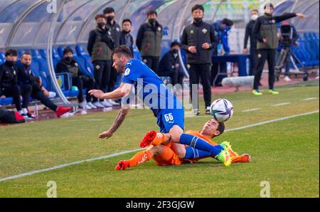 Séoul, Corée du Sud. 14 mars 2021. Uros Deric (en haut, Suwon Samsung Bluewings FC), Kim DAE-won (Gangwon FC), 14 mars 2021 - football : le 4e tour du match de football de la Ligue 1 2021 K entre Suwon Samsung Bluewings FC 1:1 Gangwon FC au stade Suwon de la coupe du monde à Suwon, au sud de Séoul, Corée du Sud. Credit: Lee Jae-won/AFLO/Alay Live News Banque D'Images