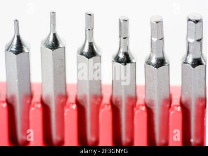 Embouts de tournevis en acier à outils dans la boîte rouge photographié sur fond blanc dans le studio Banque D'Images