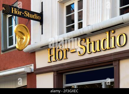 Hör Studio - lettrage et symbole d'oreille sur une façade à Stuttgart, Allemagne Banque D'Images