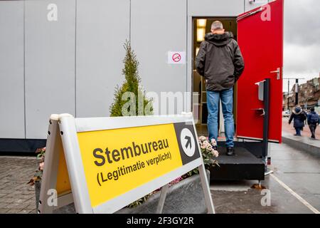 DORDRECHT, PAYS-BAS - MARS 17: Un homme est vu entrer dans un bureau de vote à la gare centrale le 17 mars 2021 à Dordrecht, pays-Bas lors de l'élection générale néerlandaise de 2021. Mercredi est le jour officiel des élections, après que les bureaux de vote ont déjà ouvert lundi et mardi pour donner aux personnes âgées et aux groupes vulnérables l'occasion de voter et d'éviter la foule des électeurs mercredi. (Photo de Niels Wenstedt/BSR Agency/Alay Live News) Banque D'Images