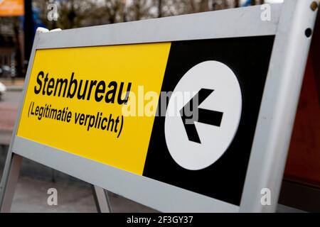 DORDRECHT, PAYS-BAS - MARS 17: Vue d'un panneau indiquant l'entrée d'un bureau de vote à la gare centrale le 17 mars 2021 à Dordrecht, pays-Bas, lors de l'élection générale néerlandaise de 2021. Mercredi est officiellement le jour des élections, après que les bureaux de vote ont déjà ouvert lundi et mardi pour donner aux personnes âgées et aux groupes vulnérables l'occasion de voter et d'éviter la foule des électeurs mercredi. (Photo de Niels Wenstedt/BSR Agency/Alalmy Live News) Banque D'Images