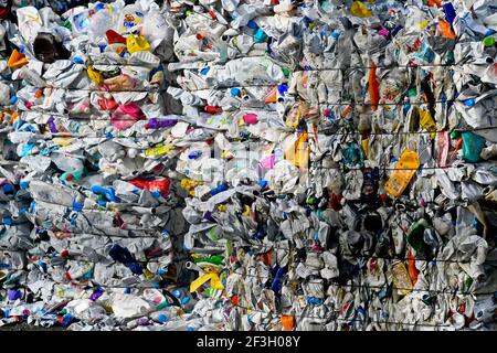 Déchets dans une usine de traitement des déchets, domaine industriel de l'Inquetrie à Saint-Martin-Boulogne (nord de la France). Balles comprimées de déchets plastiques Banque D'Images