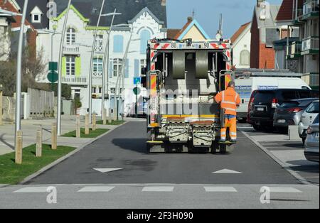 Wimereux (nord de la France) : collecte des déchets. Collecte des déchets : aspirateur/poubelle et camion-benne Banque D'Images