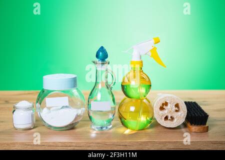 Des outils écologiques et pour le nettoyage de maison à la maison. Vaporisez une bouteille de couleur éclatante, du vinaigre blanc dans un pot en verre, du bicarbonate de soude, du sel, une brosse en bambou et Banque D'Images