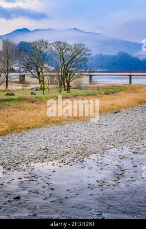 Kumamoto, Japon, 18 mars 2020 - paysage de brume matinale le long de la rivière Kuma, Kumamoto, Japon. Banque D'Images