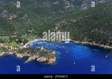 Corse, Osani: Vue aérienne des bateaux à moteur qui se trouvent à l'ancre et face à la plage de Focaghia, petit hameau de Girolata accessible seulement par mer, dans le SC Banque D'Images