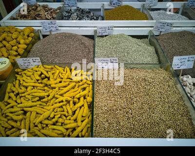 Grande variété d'épices typiques indiennes et arabes, exposées dans un marché de rue à Souk Waqif Doha Banque D'Images