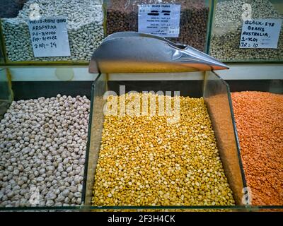 Grande variété d'épices typiques indiennes et arabes, exposées dans un marché de rue à Souk Waqif Doha Banque D'Images