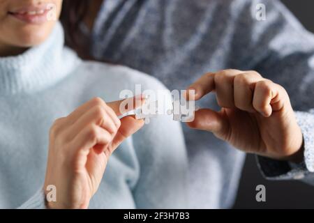 L'homme et la femme tentent de relier les puzzles blancs ensemble