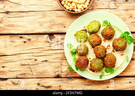 Boulettes de falafel faites de légumineuses hachées ou de pois chiches Banque D'Images