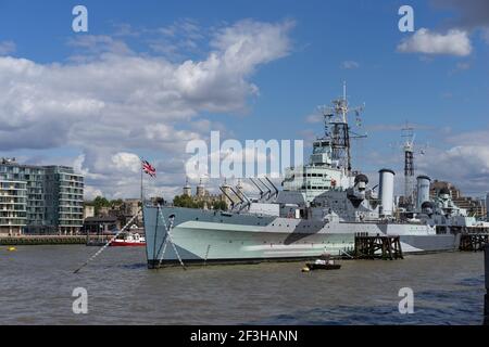 LONDRES, Royaume-Uni - AOÛT 22 : le HMS Belfast a été ancré près de Tower Bridge à Londres le 22 août 2014. Personnes non identifiées. Banque D'Images