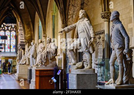 République d'Irlande; Dublin, l'église de la cathédrale St Patrick est une église nationale de la République d'Irlande, statues de personnes célèbres Banque D'Images