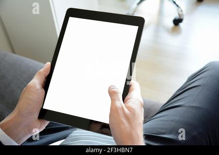 Hands holding tablet pc avec écran vide Banque D'Images