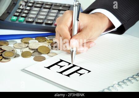 Les lettres de la FIF sur le papier représentent Fonds d'investissement étranger ou Federal International Finance - investissement et concepts financiers Banque D'Images