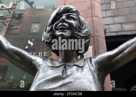 Statue de Cilla Black dans le centre-ville de Liverpool à l'extérieur du Cavern Club sur Mathew Street Banque D'Images