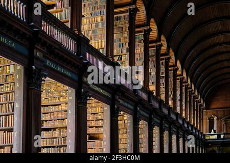 République d'Irlande; Dublin, Bibliothèque à Trinity College, The long Room, une belle, célèbre et historique vieille bibliothèque en Irlande Banque D'Images