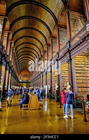 République d'Irlande; Dublin, Bibliothèque à Trinity College, The long Room, une belle, célèbre et historique vieille bibliothèque en Irlande Banque D'Images