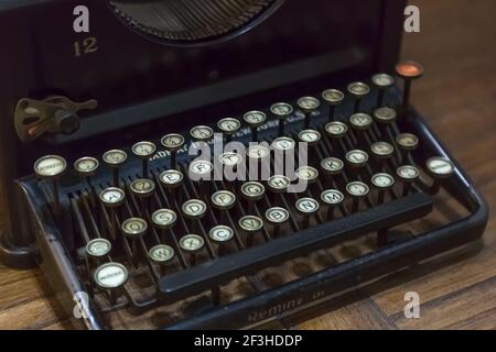 Seia / Portugal - 08 22 2020: Vue de détail de l'ancien clavier de machine à écrire Remington rétro, sur une table en bois Banque D'Images