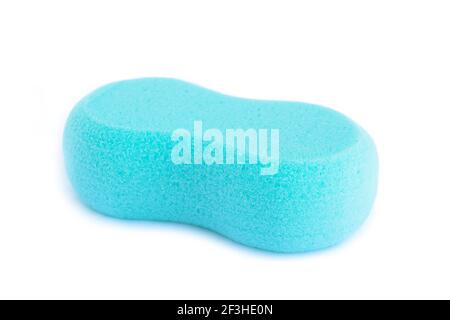 Éponge synthétique bleue - isolée sur fond blanc Banque D'Images