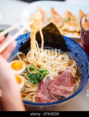 Manger de la soupe japonaise de nouilles ramen avec pastrami Banque D'Images