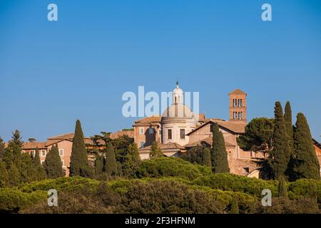 Italie, Latium, Rome, vue en direction de Santi Giovanni e Paolo - la Basilique des Saints Jean et Paul Banque D'Images