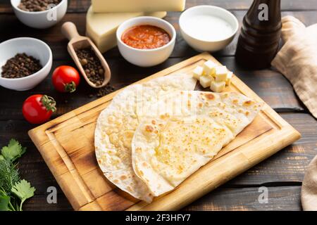 Gutab de plat national azerbaïdjanais avec viande et légumes avec yaourt et sumac sur une table en bois Banque D'Images