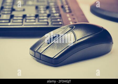 Souris sans fil noire et clavier d'ordinateur de bureau - vintage effet de couleur de style rétro Banque D'Images