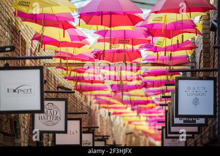 Londres, Royaume-Uni - 26 février 2021 - l'allée parapluie colorée dans le marché des écuries de Camden Banque D'Images
