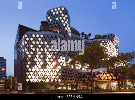 Extérieur du complexe commercial et cinématographique Iluma à Sinagpore par WOHA. Éclairage de façade par réalités unies. Terminé en novembre 2009. Banque D'Images