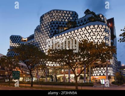 Extérieur du complexe commercial et cinématographique Iluma à Sinagpore par WOHA. Éclairage de façade par réalités unies. Terminé en novembre 2009. Banque D'Images