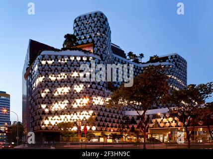 Extérieur du complexe commercial et cinématographique Iluma à Sinagpore par WOHA. Éclairage de façade par réalités unies. Terminé en novembre 2009. Banque D'Images