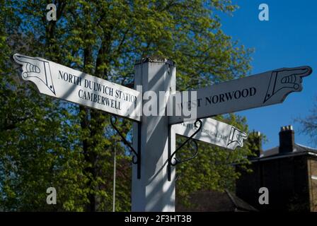 Panneau indiquant le chemin vers la gare de North Dulwich, Camberwell et West Norwood, Dulwich Village, Londres, SE21, Angleterre | AUCUN | Banque D'Images