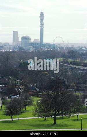 Vue sur la ville depuis Primrose Hill, avec le zoo de Regent's Park et la volière de Snowdon en premier plan, Londres, NW1, Angleterre | architecte : (Snowdon pour avi Banque D'Images