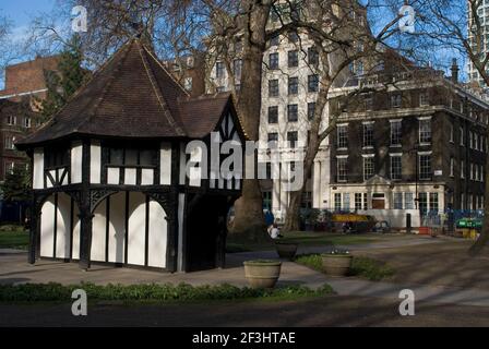 Pseudo-Tudor, à colombages, cabane de gardner et espace vert, Soho Square, centre de Londres W1, Angleterre | AUCUN | Banque D'Images